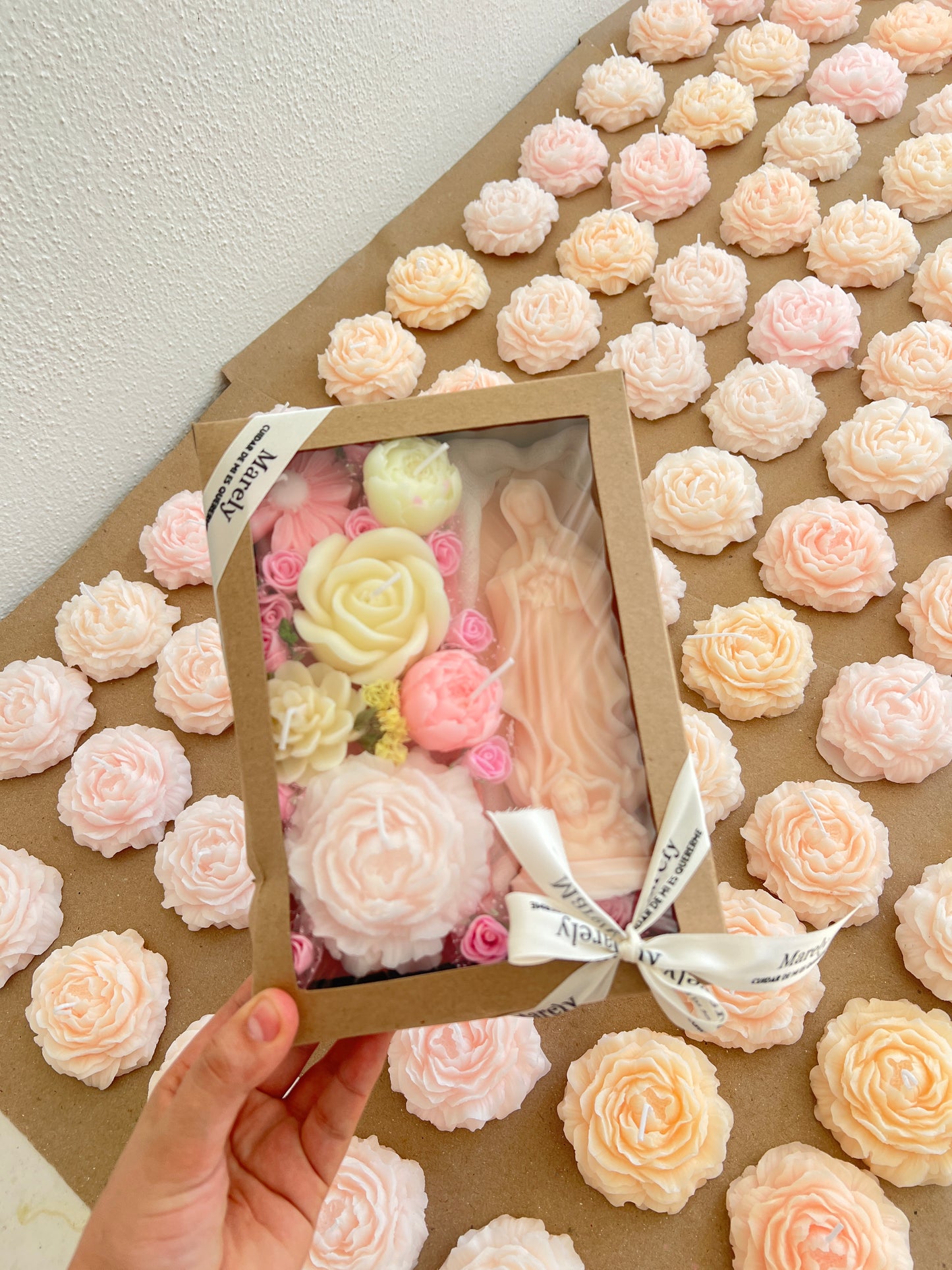 Caja con velas aromáticas y decorativas y vela de la virgen